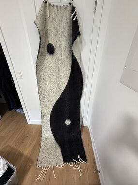 Yin Yang Blanket Scarf in Black and Cream
